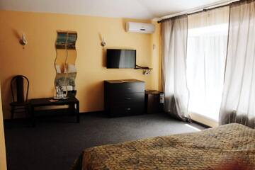 Фото номера Стандартный трехместный номер Гостиница Hotel Rose Farm г. Нижний Новгород 5