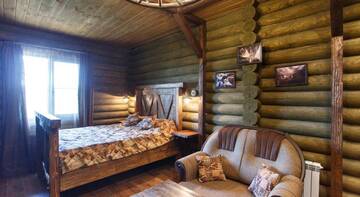 Фото номера Номер с кроватью размера &quot;king-size&quot; и диваном-кроватью Гостиница LogHouse г. Нижний Новгород 4