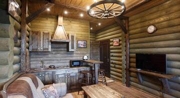 Фото номера Номер с кроватью размера &quot;king-size&quot; и диваном-кроватью Гостиница LogHouse г. Нижний Новгород 5