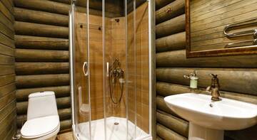 Фото номера Номер с кроватью размера &quot;king-size&quot; и диваном-кроватью Гостиница LogHouse г. Нижний Новгород 6
